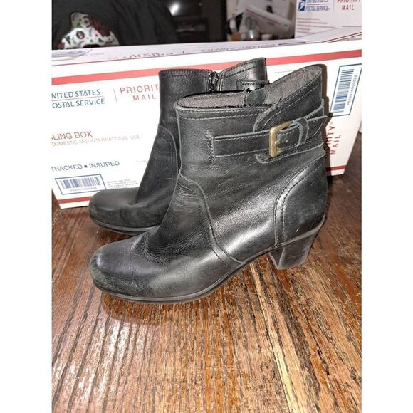 7M Clarks Black Leather Side Zip Chunky Stacked Heel Boots Booties Buckle Accent - Picture 5 of 12